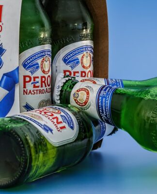 Jakie surowce najlepiej znoszą wilgoć jeśli projektujemy etykiety spożywcze do chłodni